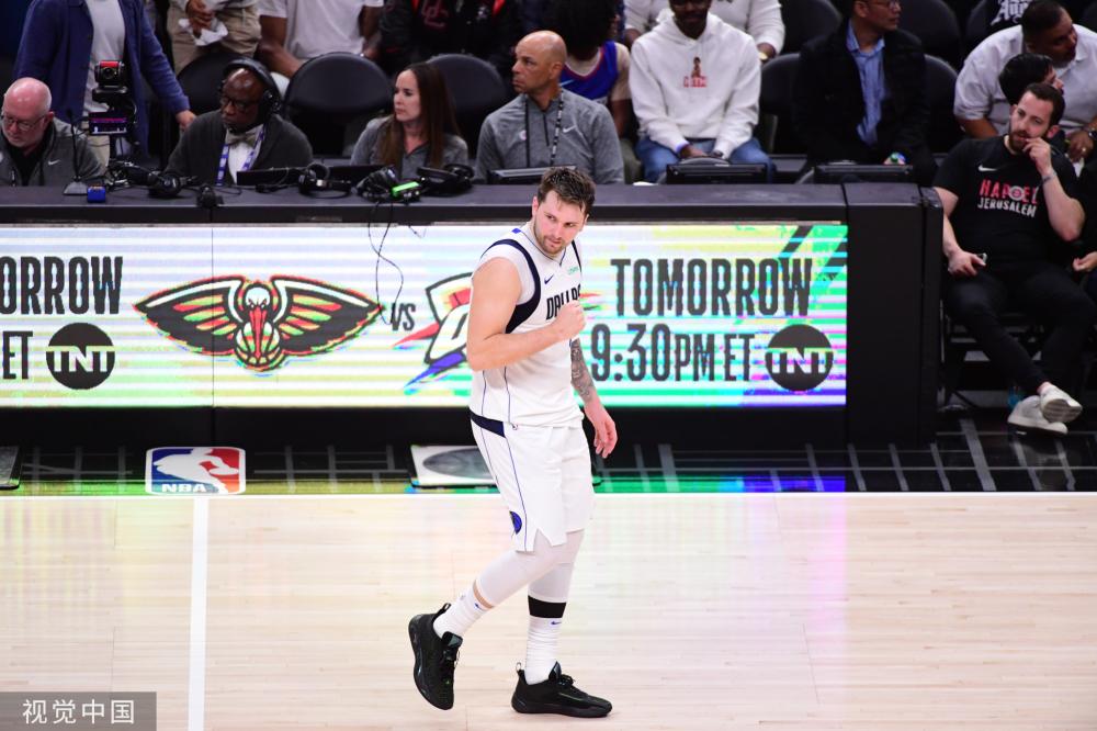 双方球员发 双方球员发